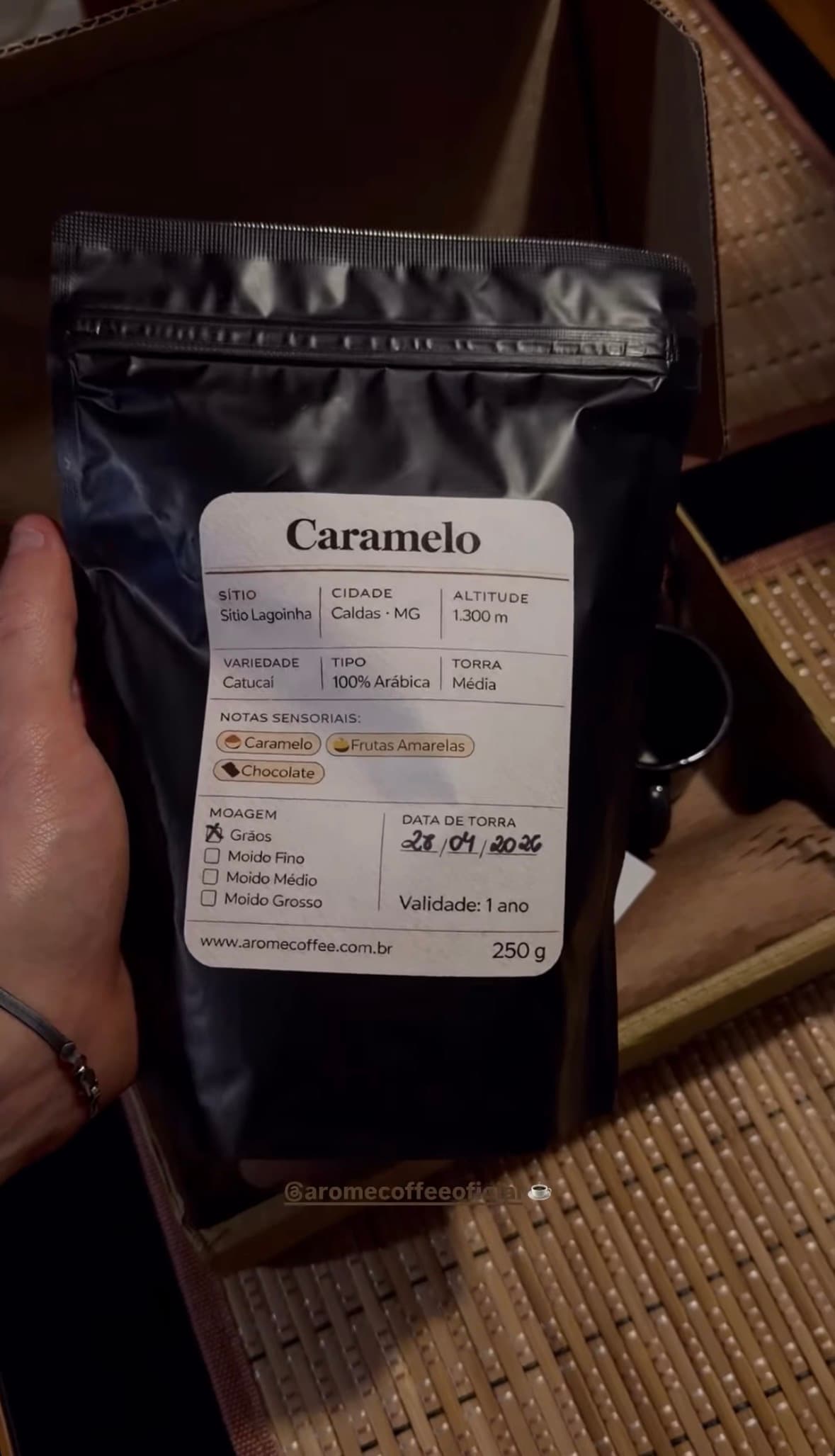 Assinante recebendo café especial em casa