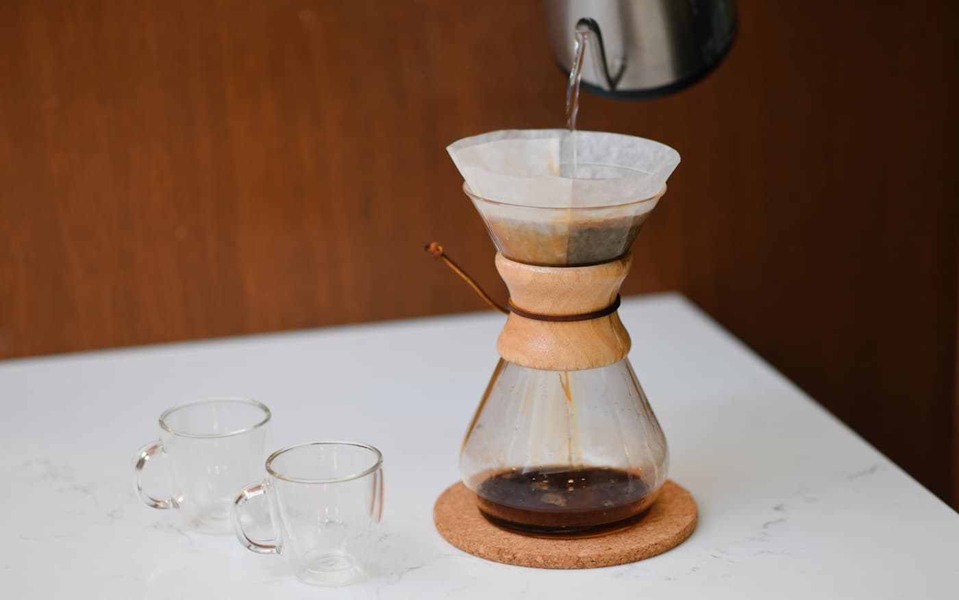 Café especial sendo filtrado