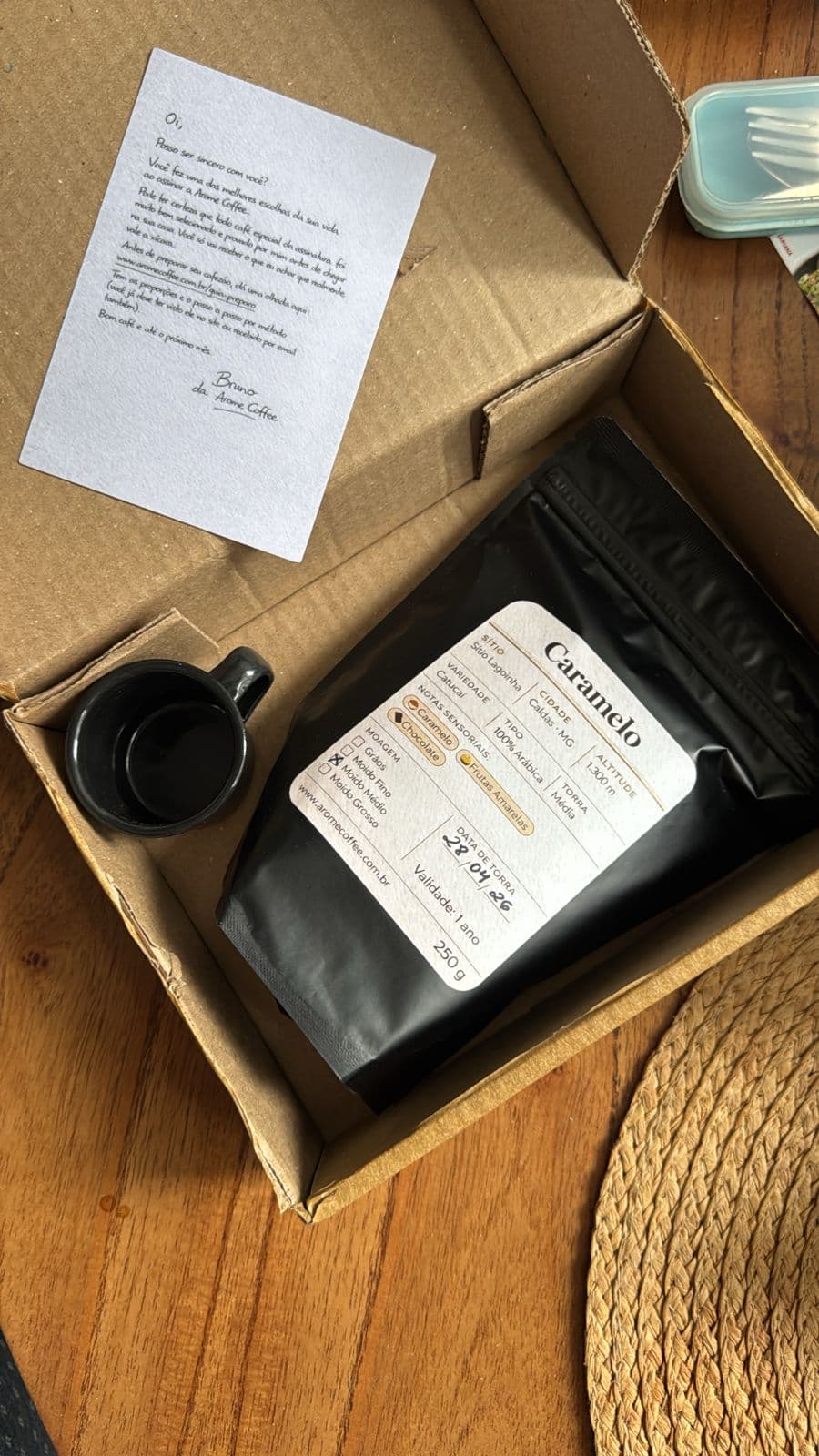 Assinante recebendo o café especial